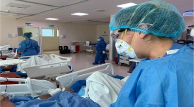 Visita a los pacientes hospitalizados por parte de la directora médica del Hospital Ceibos en Guayaquil, María del Carmen Durán, el 26 de abril. 