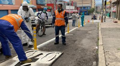 Funcionarios del Municipio de Quito señalizan rutas de ciclovía el 27 de abril de 2020 durante la pandemia del coronavirus.