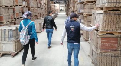 Una mujer usa un traje de protección en Cuenca, el 20 de abril.