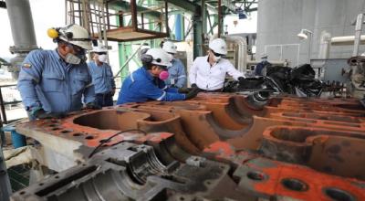 Pablo Flores, gerente de Petroecuador, junto a trabajadores de la petrolera realizaron una visita técnica a la Unidad FCC de la Refinería de Esmeraldas, el 28 de abril. 