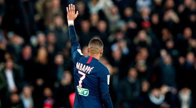 Kylian Mbappé, del Paris Saint Germain, celebra durante el partido de fútbol de cuartos de final de la Copa de la Ligue francesa entre PSG y Saint-Etienne en el estadio Parc des Princes en París, Francia, el 08 de enero.