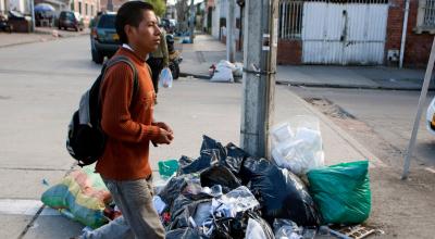 Imagen referencial de un ciudadano en Guayaquil caminando junto a un botadero de basura, el 29 de abril de 2020. 