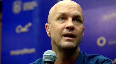 En la imagen, el seleccionador de Ecuador, Jordi Cruyff, en una rueda de prensa en Guayaquil.