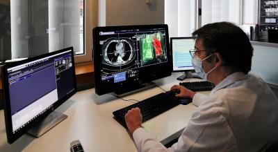 El codirector del Servicio de Radiología de la Clínica Universidad de Navarra, Gorka Bastarrika, trabajando en su oficina.