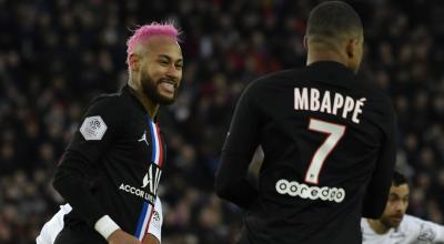 El brasileño Neymar y el francés Mbappé, festejan un gol para su equipo.