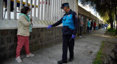 Control en uno de los locales de Supermaxi para evitar aglomeraciones. Quito, 30 de abril.