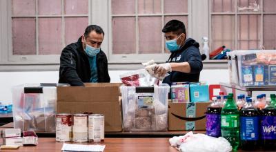 Voluntarios y feligreses revisan las donaciones dentro de la cantina 'Brilla School' antes de prepararse para ser entregados en el Bronx, Nueva York, el jueves 30 de abril.