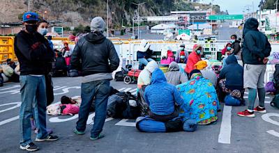 Fotografía cedida por la Prefectura de Carchi ciudadanos venezolanos descansando en el lado ecuatoriano del puente Rumichaca que separa a Ecuador de Colombia, el 29 de abril de 2020.