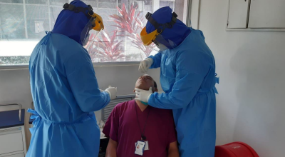 Con los equipos de protección personal, trabajadores de la salud del IESS realiza una prueba de coronavirus el pasado 15 de abril.