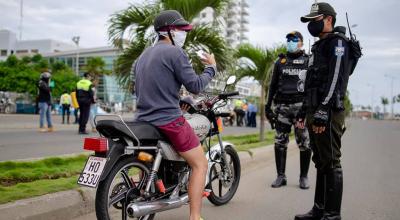 En Manta, miembros de la Policía controlan la circulación en el sector del malecón el 24 de abril de 2020.