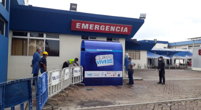 El área de emergencia del hospital de la Policía de Guayaquil el pasado 18 de abril durante la instalación de túneles para desinfectar a personas.