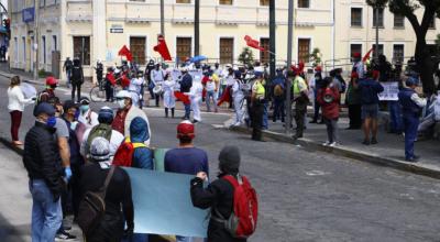 Un grupo de trabajadores protesta en los exteriores de la Asamblea Nacional, el 8 de mayo de 2020.