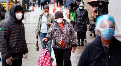 Personas con mascarillas caminan en las calles de Nueva York, el 8 de mayo de 2020.