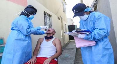 Personal de salud realiza pruebas rápidas a un ciudadano en un barrio de Guayaquil, el 27 de abril. 