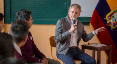 El secretario de Educación Superior, Agustín Albán, con un grupo de estudiantes el 19 de noviembre de 2019. 