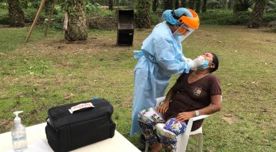 Una médica del Ministerio de Salud toma la muestra de una mujer siekopai para conocer si es portadora del coronavirus.