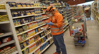 Un asistente de compras de Tipti en un supermercado de Ecuador, en mayo de 2020. 