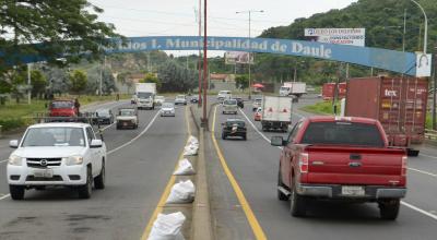 Vehículos circulan en el cantón Daule, el 12 de abril de 2020. 