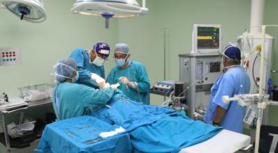 Imagen referencial de una cirugía de trasplante de órganos, en Ecuador.