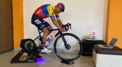 Jonathan Caicedo entrenando en el rodillo a través de la plataforma Zwift, en su casa en la parroquia Santa Martha de Cuba.