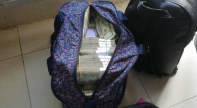 Una maleta con dinero en efectivo fue encontrada durante un allanamiento hecho por la Fiscalía en Calceta (Manabí), el 14 de mayo. 