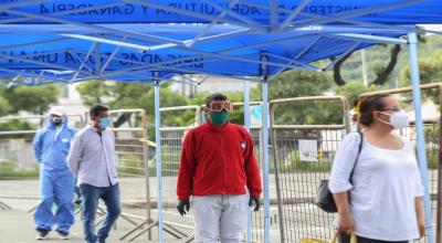 Personas esperan en fila guardando la distancia en una feria agrícola organizada por el Gobierno, en Guayaquil, el 13 de mayo. 