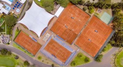 Imagen aérea del Club Arrayanes de Quito. Así lucen las canchas de tenis en la mayor parte del país: vacías.