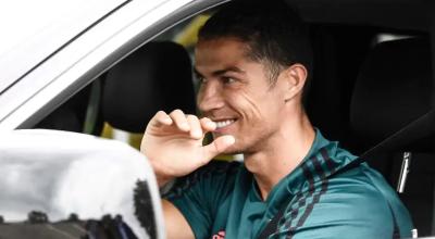 Cristiano Ronaldo en su auto, a su llegada al centro de entrenamiento de Juventus, este martes 19 de mayo.