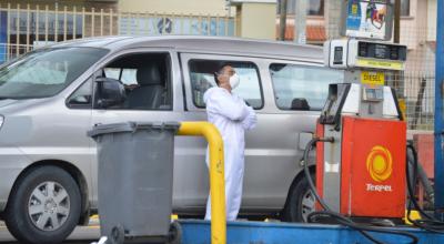 Un usuario en una gasolinera privada, en Cuenca, el 19 de mayo 2020. 