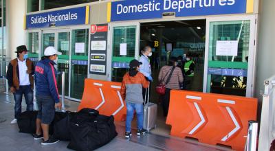 Viajeros llegan al Aeropuerto Internacional Mariscal Sucre, en Quito, para tomar vuelo a Madrid en medio de la emergencia sanitaria.