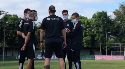 Cuerpo técnico de Emelec en su primer día de entrenamiento tras la pandemia, el jueves 28 de mayo.