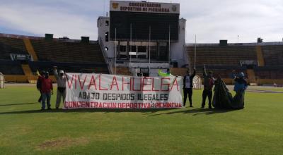 Trabajadores de la Concentración realizan una huelga en el estadio Atahualpa, en Quito, el lunes 1 de junio.