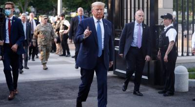 Donald Trump, después de posar con una biblia afuera de la Iglesia Episcopal de San Juan después de hacer declaraciones en el Jardín de las Rosas en la Casa Blanca en Washington, DC, EE. UU., 01 de junio de 2020. 