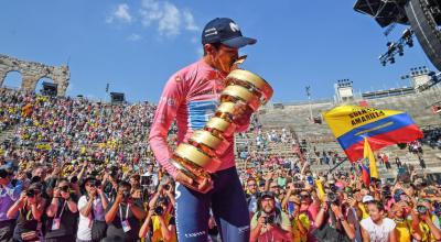 Richard Carapaz levanta el trofeo 'senza fine' en la Arena Verona, el 2 de junio de 2019, como campeón del Giro de Italia. 