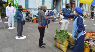 Compradores hacen una fila en los exteriores del mercado 9 de Octubre en Cuenca, el 3 de junio de 2020.