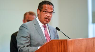 El fiscal general de Minnesota Keith Ellison anuncia que aumentará el cargo de asesinato contra el oficial de policía de Minneapolis Derek Chavuin y presentará cargos contra otros tres oficiales en una conferencia de prensa en St. Paul, Minnesota, Estados Unidos, el 3 de junio de 2020.