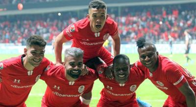 Futbolistas del Toluca mexicano festejan un gol en un partido del Clausura 2019.