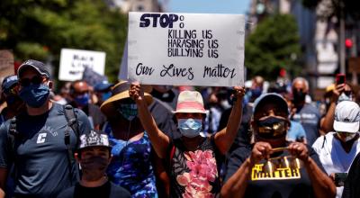 Varias personas protestan en contra del racismo, el lunes 8 de junio, en Washington, Estados Unidos.