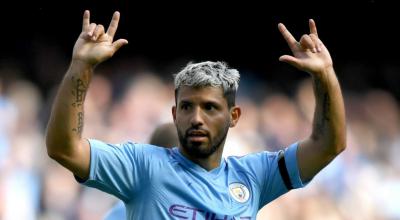 Sergio Agüero celebra un gol en un partido de la Premier League de Inglaterra.