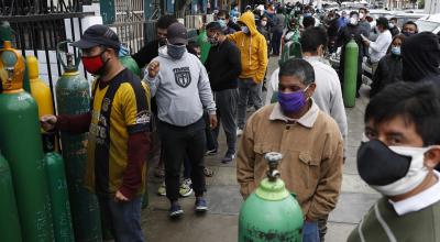 Decenas de personas hacen fila para abastecerse de oxígeno en Lima, para enfermos de Covid-19, el 3 de junio. 