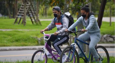 Dos personas circulan en bicicleta en Cuenca, el 30 de mayo de 2020.
