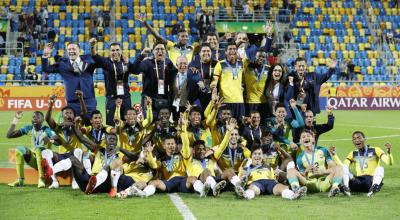 Jugadores, cuerpo técnico y auxiliares de la selección ecuatoriana festejan el tercer lugar en el Mundial Sub 20 de Polonia 2019.