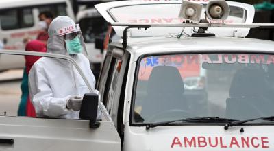 Una ambulancia que transporta los restos mortales de una víctima de Covid-19 llega al lugar de cremación de Punjabi Bagh, designado para funerales de víctimas, proporcionados por la Corporación Municipal de South Delhi en Nueva Delhi, India, el 13 de junio de 2020.