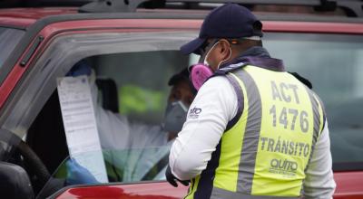 Un agente de tránsito durante un control vehicular en Quito, foto archivo. 