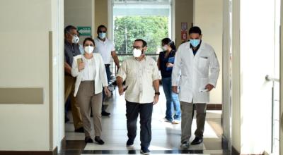 El presidente del Consejo Directivo del IESS, Jorge Wated, durante una visita al Centro de Salud Materno Infantil y Emergencias de Bahía de Caráquez, el pasado11 de junio de 2020.