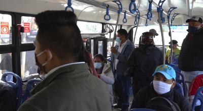 Usuarios del trasporte público en Quito no respetan el aforo permitido en semáforo amarillo, el 9 de junio de 2020.
