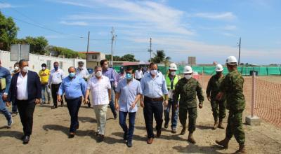 El viceministro de Salud, Ernesto Carrasco, recorrió la construcción del Hospital de Pedernales junto a representantes del Cuerpo de Ingenieros del Ejército el 16 de junio de 2020.