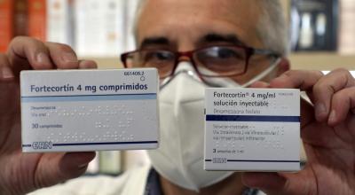 Un farmacéutico muestra dos envases de dexametasona en su farmacia de Santiago de Compostela este miércoles 17 de junio de 2020. La Organización Mundial de la Salud (OMS) ha apoyado los progresos conseguidos en Reino Unido con el uso de la dexametasona, un fármaco barato y de fácil acceso en todo el mundo, para tratar a pacientes críticos de Covid-19.