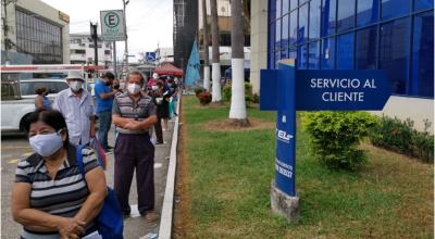 Decenas de personas madrugaron en Guayaquil para reclamar el cobro excesivo en las planillas de luz, el 18 de junio de 2020.