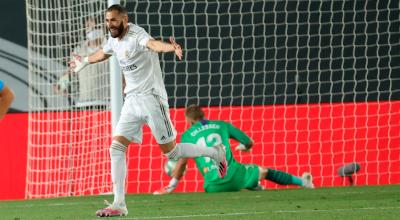 El delantero del Real Madrid Karim Benzema celebra su segundo gol del partido frente al Valencia, este jueves 18 de junio.